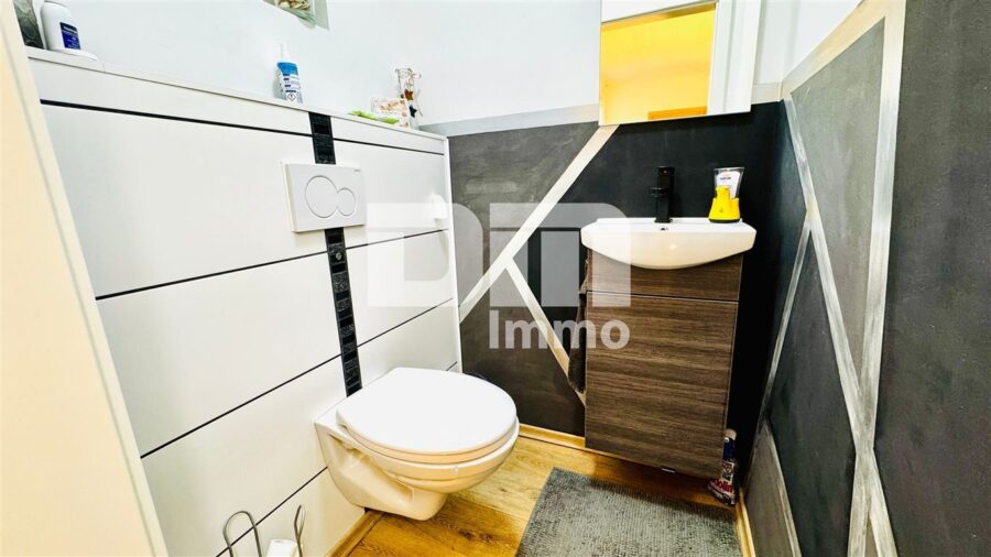 Teilsaniertes Ein - Zweifamilienhaus + Nutzflächen mit Anbau in Traumlage mit Panoramablick - WE1 EG Gäste WC